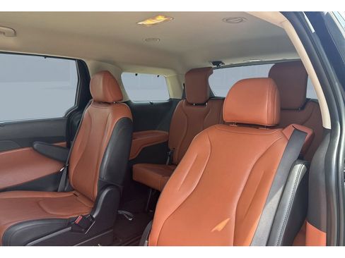 Used 2025 Kia Carnival EX FWD image 16