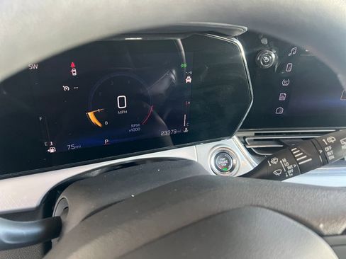 Used 2025 Chevrolet Trax LT FWD image 40