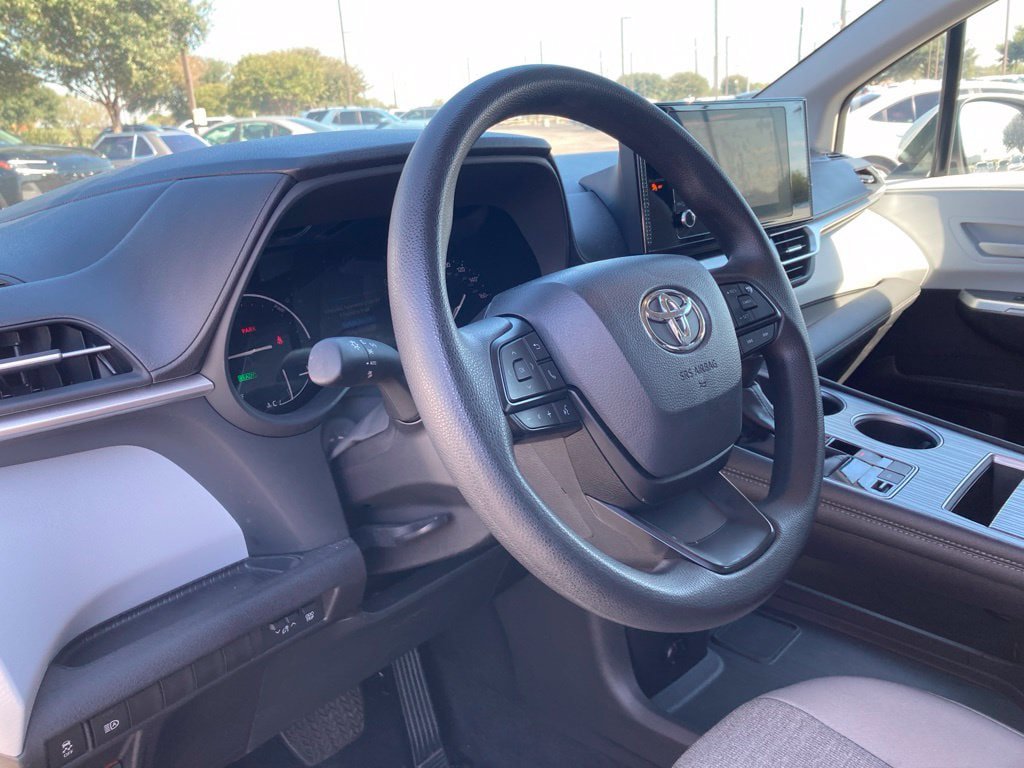 Used 2025 Toyota Sienna LE FWD image 9