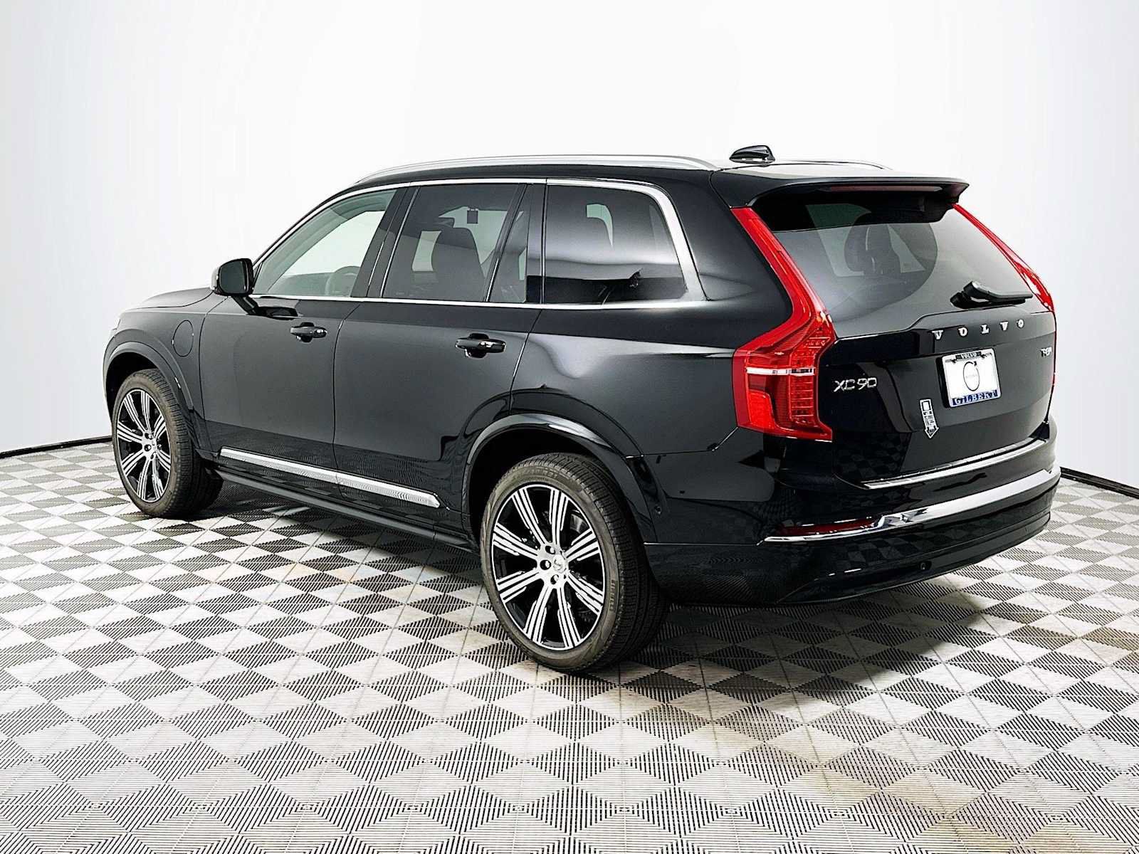 Certified 2025 Volvo XC90 T8 Plus w/ Protection Package Premier AWD/4WD image 4