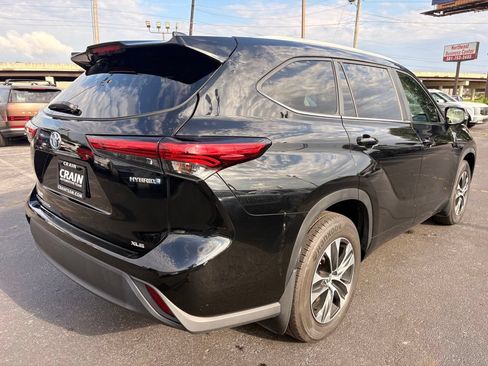Used 2023 Toyota Highlander XLE AWD/4WD image 7
