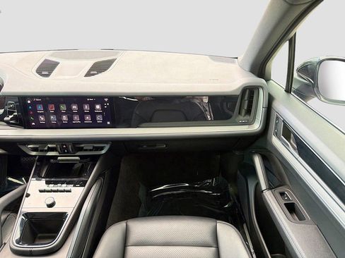 Used 2024 Porsche Cayenne image 19
