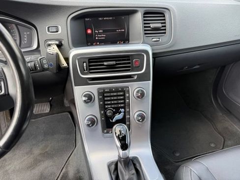 Used 2018 Volvo V60 T5 Dynamic FWD image 22