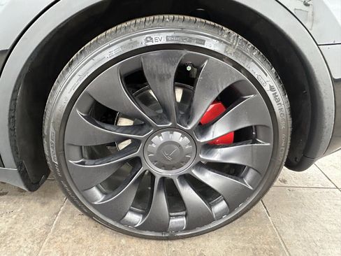 Used 2024 Tesla Model Y Performance image 29