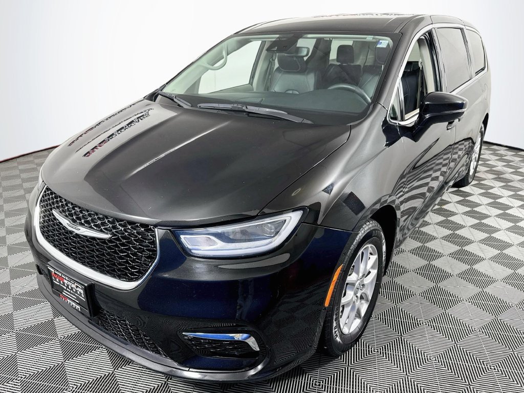 Used 2024 Chrysler Pacifica Touring-L FWD image 3