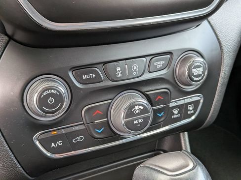 Used 2022 Jeep Cherokee Latitude Lux w/ Sun & Sound Group FWD image 19