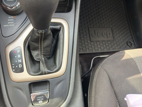 Used 2017 Jeep Cherokee Latitude w/ Cold Weather Group AWD/4WD image 22