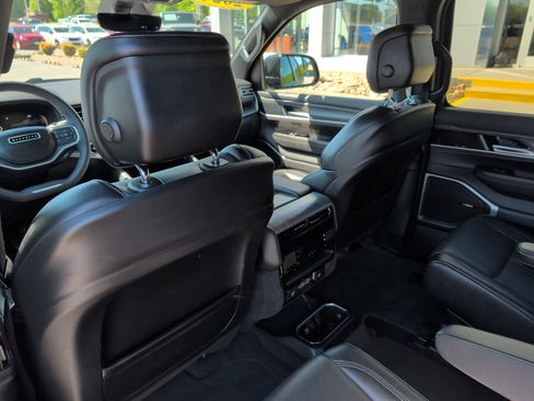 Used 2024 Jeep Wagoneer Series III AWD/4WD image 17