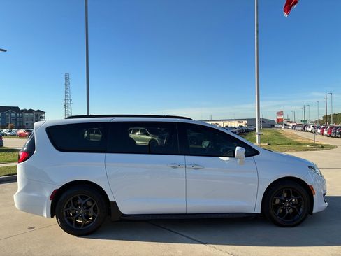 Used 2020 Chrysler Pacifica Touring-L Plus image 9