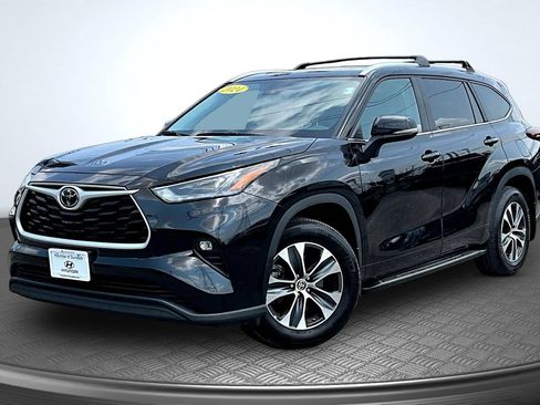 Used 2024 Toyota Highlander XLE AWD/4WD image 1