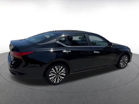 Used 2025 Nissan Altima 2.5 SV FWD image 9