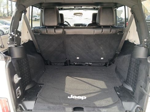 Used 2016 Jeep Wrangler Unlimited Rubicon w/ Max Tow Package image 9