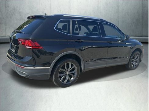 Used 2023 Volkswagen Tiguan SE w/ Panoramic Sunroof Package FWD image 6