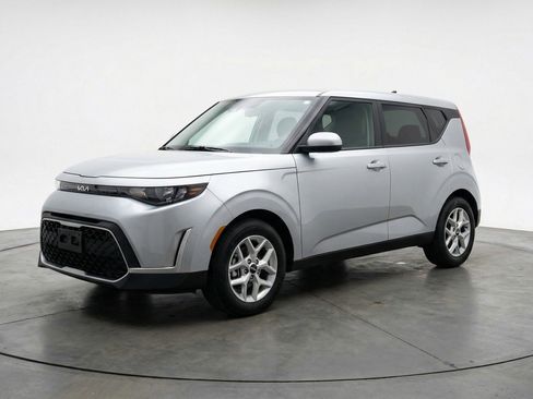 Used 2025 Kia Soul LX w/ LX Technology Package image 3