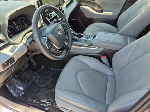 Certified 2026 Toyota Highlander Limited AWD/4WD image 23