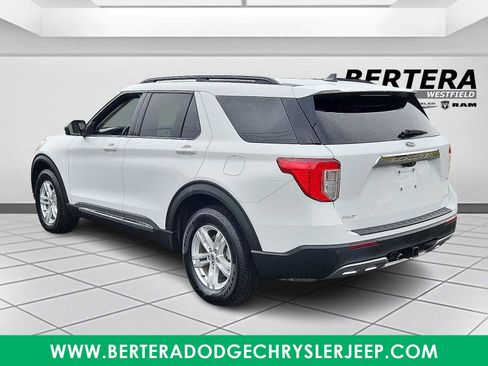 Used 2022 Ford Explorer XLT w/ Equipment Group 202A image 4
