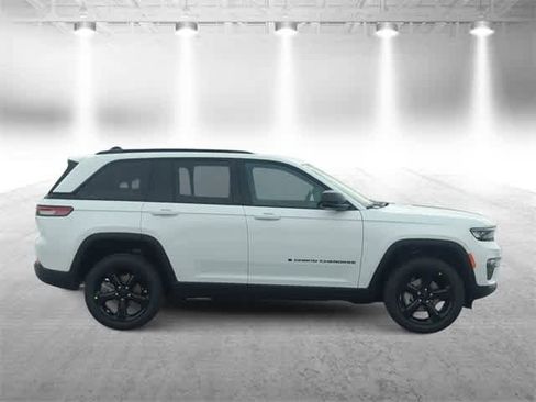 New 2025 Jeep Grand Cherokee Limited image 9