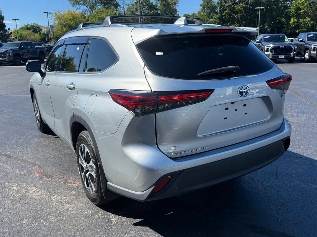 Used 2021 Toyota Highlander XLE AWD/4WD image 5