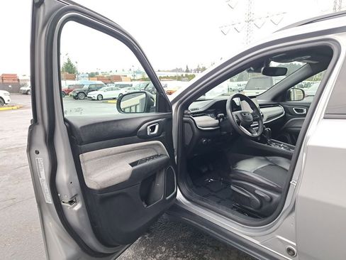 Used 2023 Jeep Compass Latitude image 10