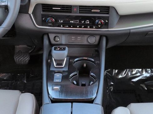 Used 2024 Nissan Rogue SV w/ SV Premium Package FWD image 18