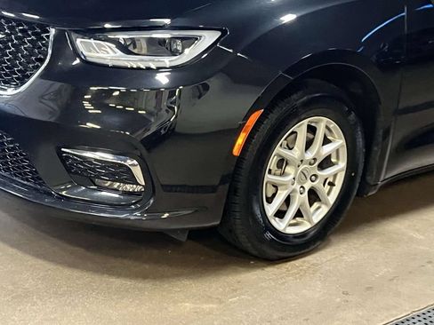 Used 2023 Chrysler Pacifica Touring-L FWD image 8