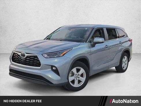 Certified 2023 Toyota Highlander LE FWD image 1