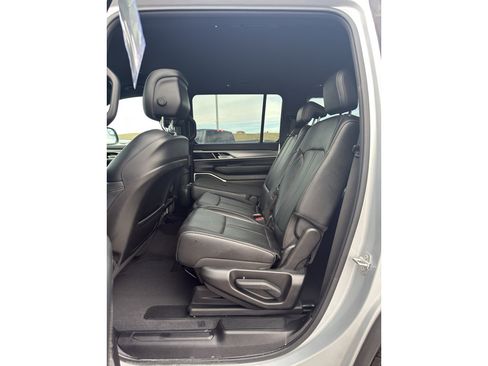 Certified 2025 Jeep Wagoneer 4WD image 12