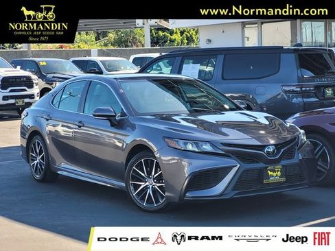 Used 2024 Toyota Camry SE w/ Cold Weather Package AWD/4WD image 1