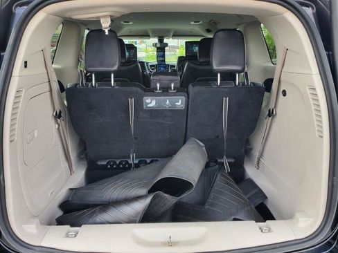 Used 2020 Chrysler Pacifica Limited FWD image 30