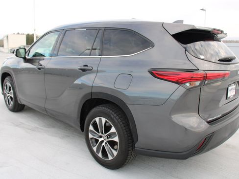 Used 2022 Toyota Highlander XLE image 5