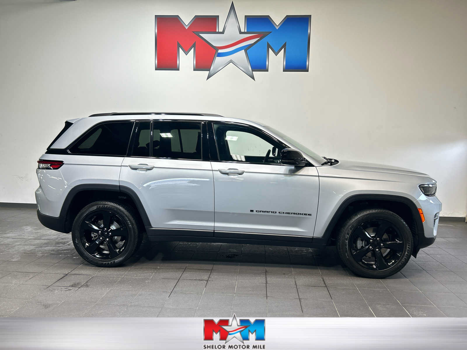 Used 2023 Jeep Grand Cherokee Altitude AWD/4WD image 1