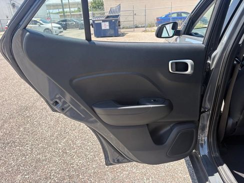 Used 2025 Hyundai Venue SE FWD image 12