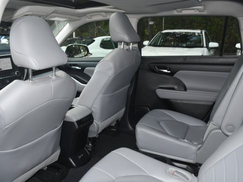 Certified 2024 Toyota Highlander XLE image 16