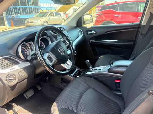 Used 2020 Dodge Journey SE w/ SE Popular Equipment Group image 3