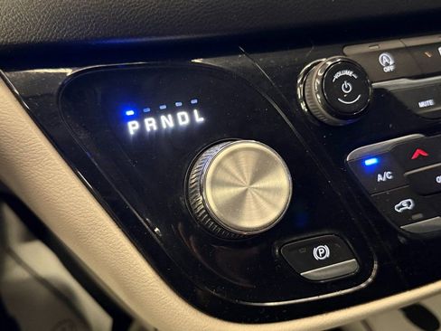 Used 2019 Chrysler Pacifica Touring-L image 18