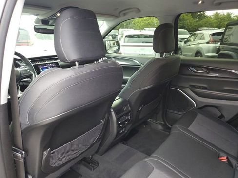Used 2022 Jeep Grand Cherokee Laredo w/ Luxury Tech Group I AWD/4WD image 27