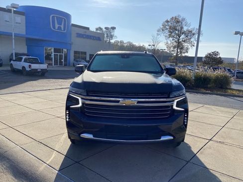 Used 2023 Chevrolet Suburban LT image 3