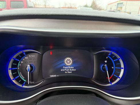 Used 2021 Chrysler Pacifica Limited w/ Uconnect Theater Family Group image 40