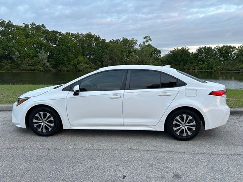 Used 2022 Toyota Corolla LE image 2