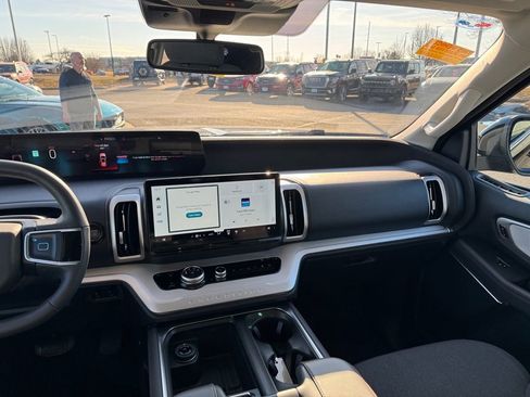 Certified 2025 Ford Expedition Active image 19