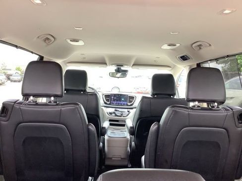 Used 2023 Chrysler Pacifica Touring-L image 11