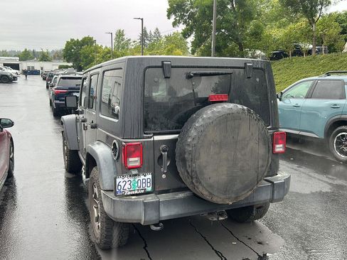 Used 2018 Jeep Wrangler Unlimited Rubicon w/ Connectivity Group AWD/4WD image 2