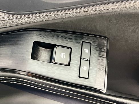 Used 2023 Nissan Rogue SV FWD image 32