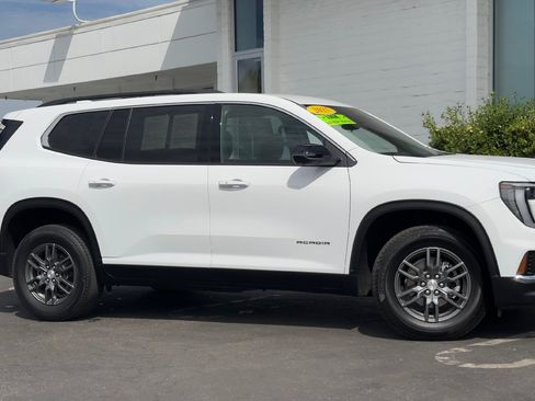 Used 2025 GMC Acadia Elevation FWD image 2