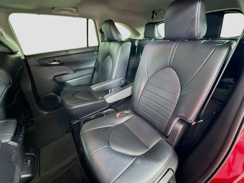 Used 2022 Toyota Highlander XLE image 26