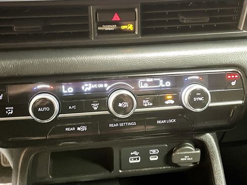 Used 2025 Honda Pilot Touring image 16
