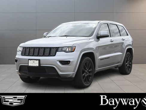 Used 2017 Jeep Grand Cherokee Altitude AWD/4WD image 1