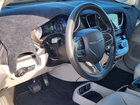 Used 2021 Chrysler Pacifica Touring-L image 2