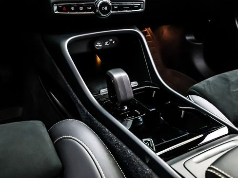 Used 2024 Volvo XC40 Recharge Ultimate image 6