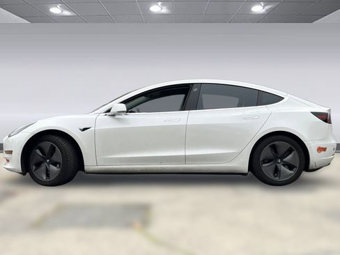 Used 2018 Tesla Model 3 Mid Range image 2